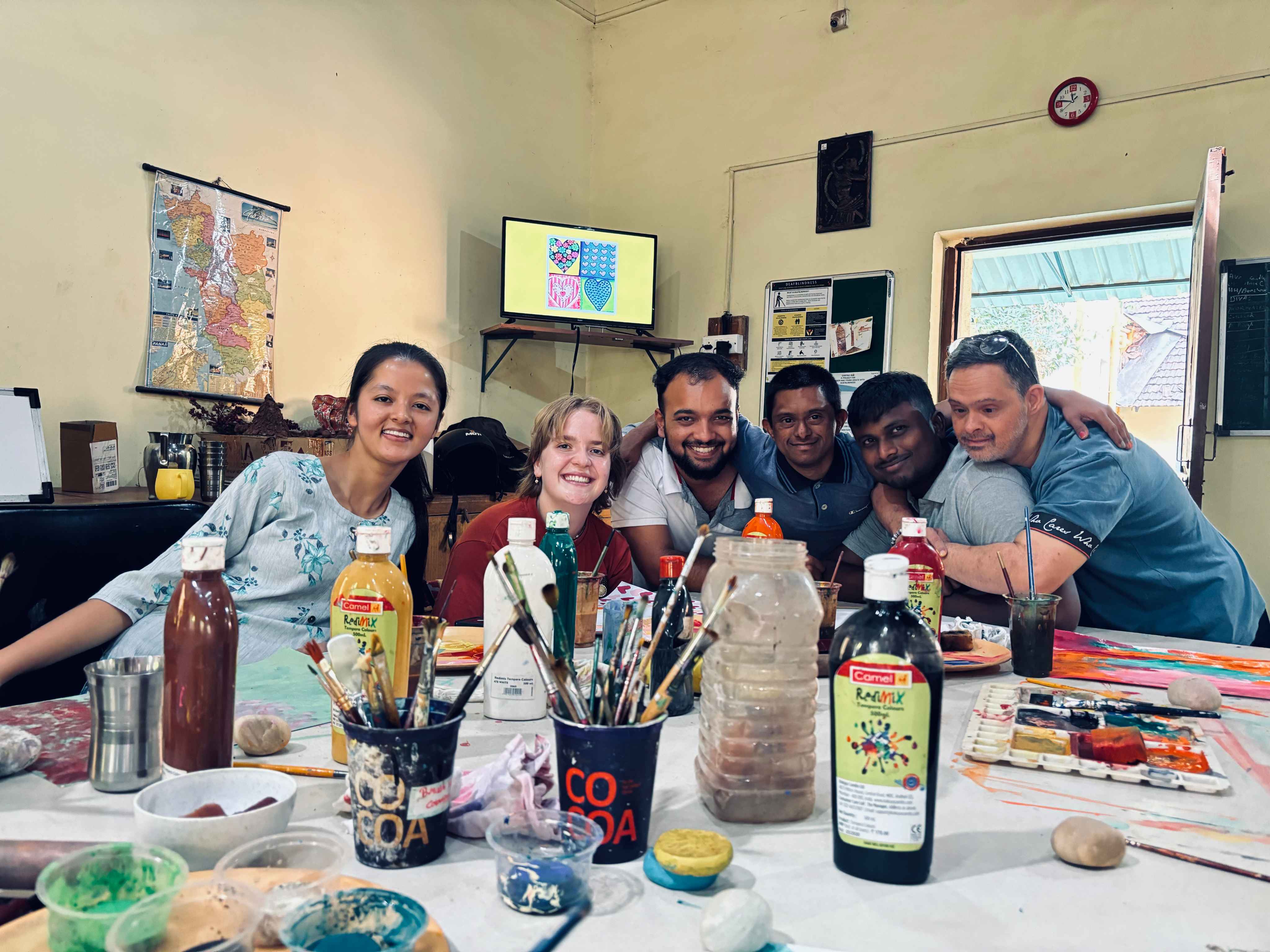 Volunteers and reference people during a group creative workshop